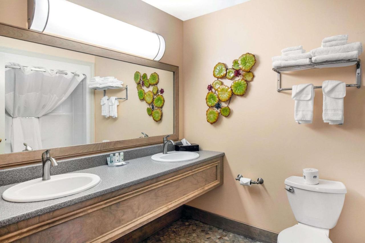 Quality Inn & Suites Cornwall Extérieur photo