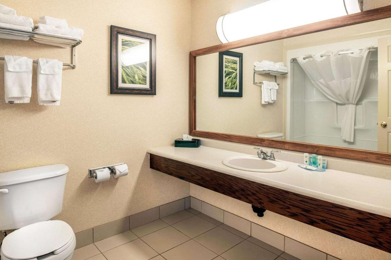 Quality Inn & Suites Cornwall Extérieur photo